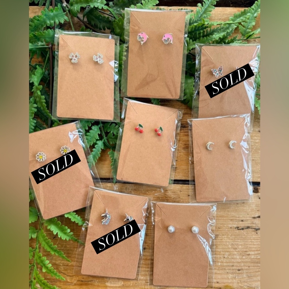 ⚡️ PICK ONE - Hypoallergenic Stud Earrings